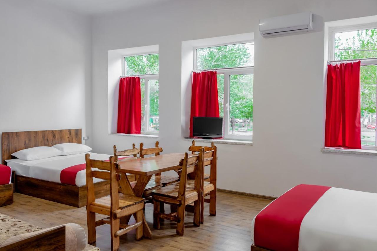 Family Appartments On Buzand Street เยเรวาน ภายนอก รูปภาพ